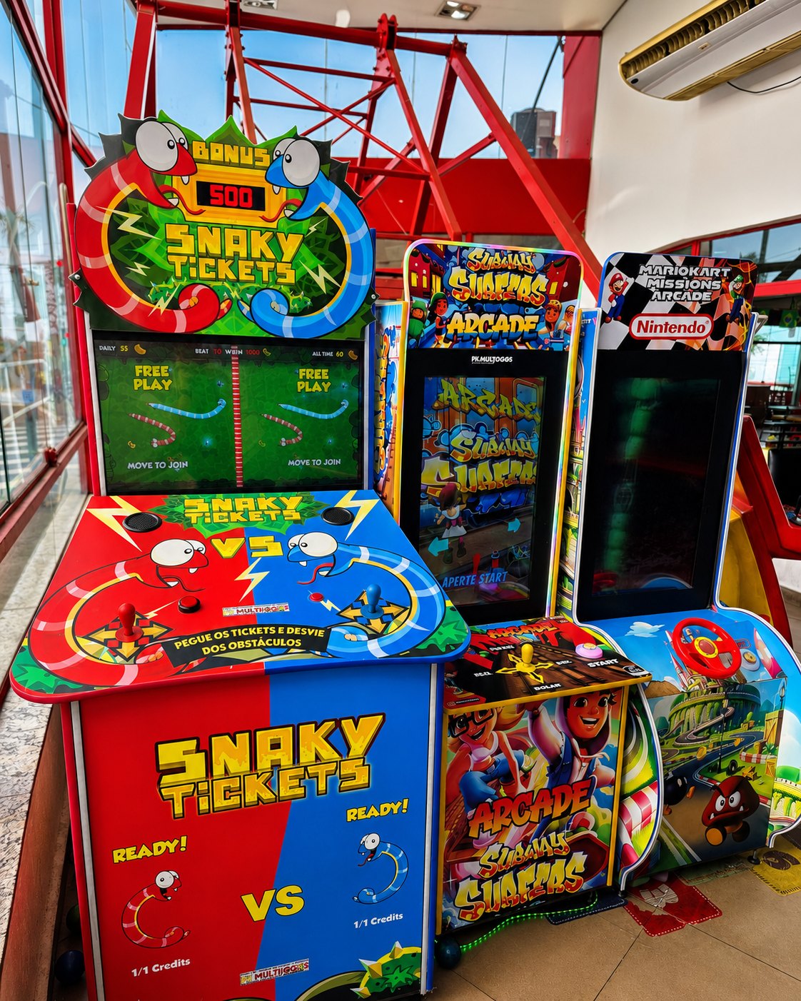 Fliperamas e videogames no espaço infantil do Habib's 31 de Março